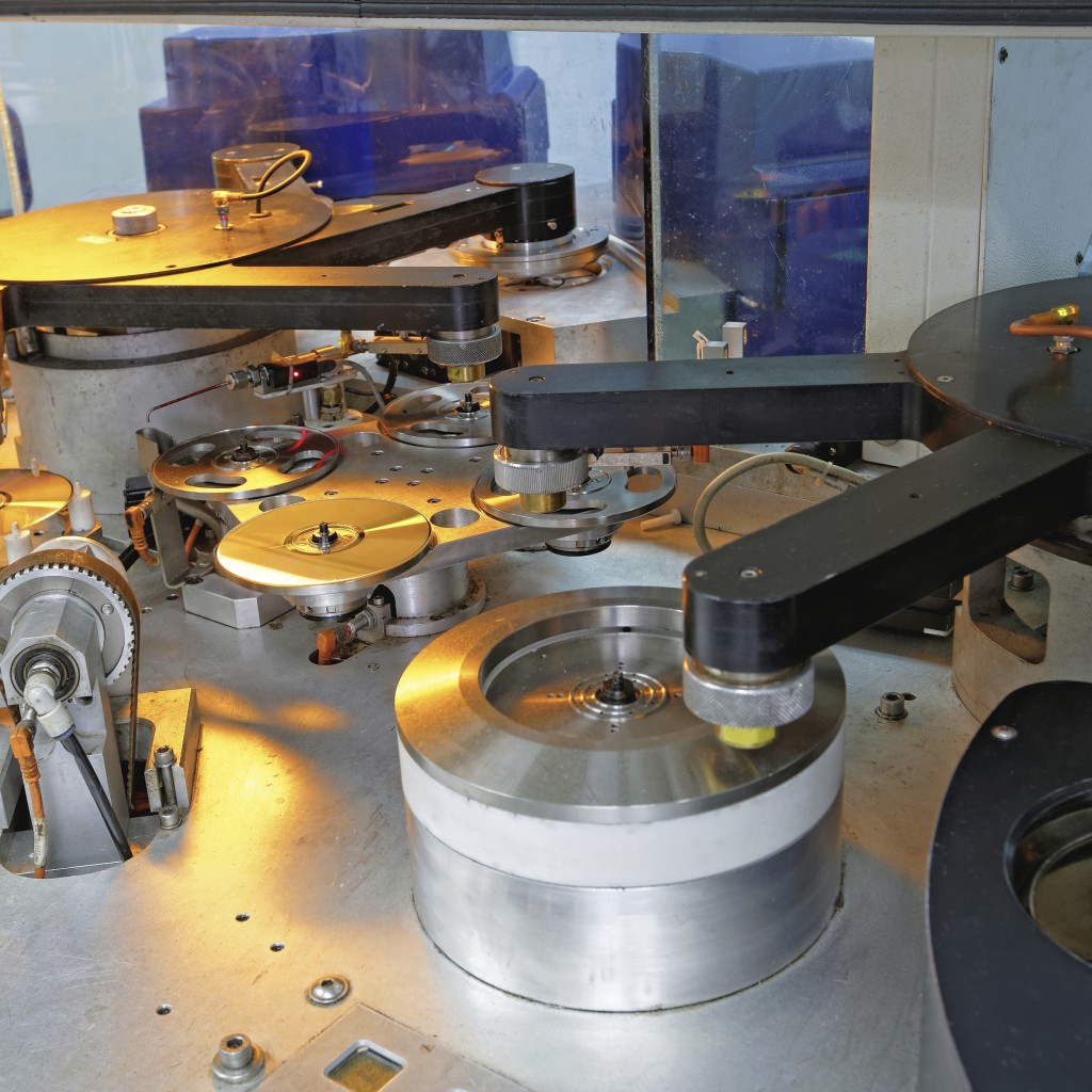 Compact disc and DVD manufacturing machine