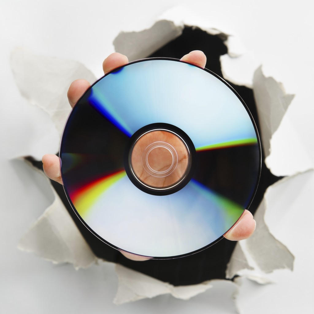 Cd source. Disc Repair для CD DVD дисков. Открытие диска. Диск в руке. Мастер диск компакт.